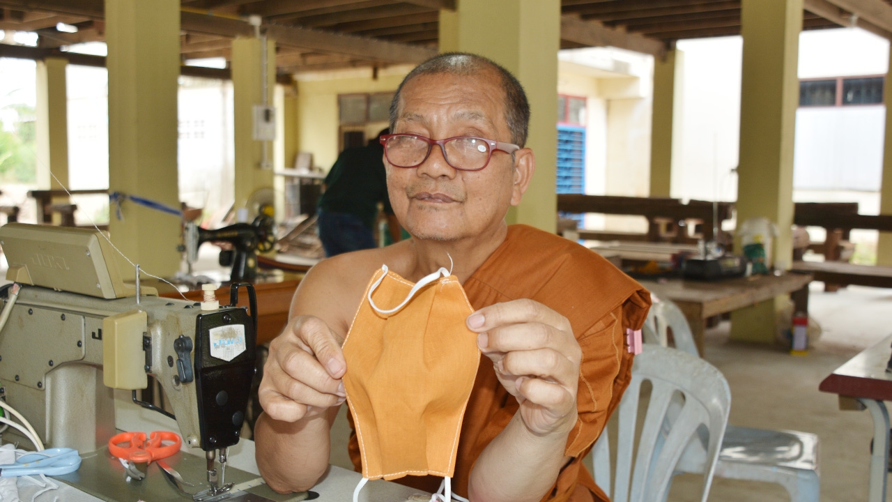 หาซื้อยาก ราคาแพง "หลวงพี่" เย็บหน้ากากอนามัย แจกญาติโยมสู้ "โควิด-19"