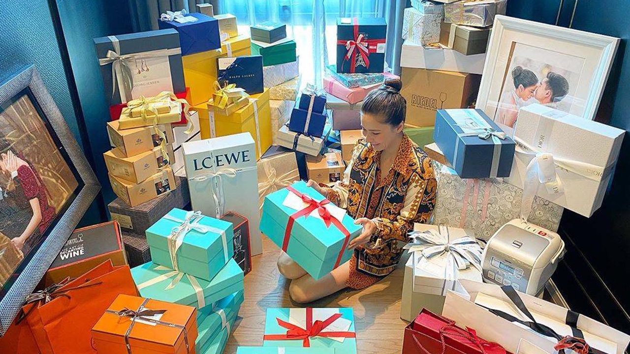อิจฉาหนักมาก ริต้า ศรีริต้า แกะของขวัญแต่งงาน มีแต่ของแบรนด์เนมเต็มห้อง