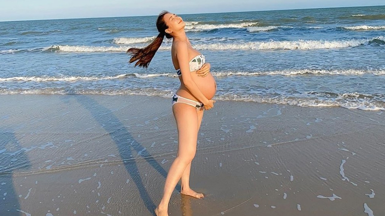 เนย โชติกา สดใสริมทะเลใส่บิกินีอวดท้องใกล้คลอด คุณแม่แฮปปี้สุดๆ