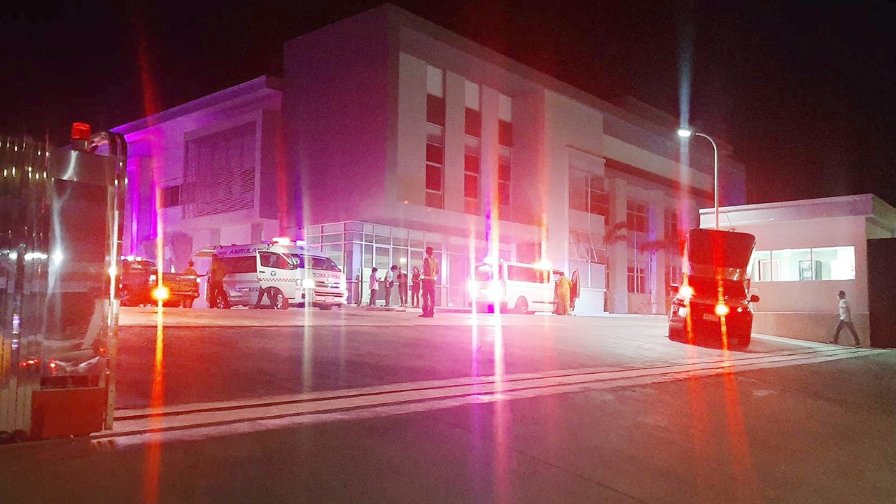 แก๊สรั่วไหลภายในโรงงานผลิตกระเป๋า พนักงาน 10 ชีวิตเป็นลมหมดสติ