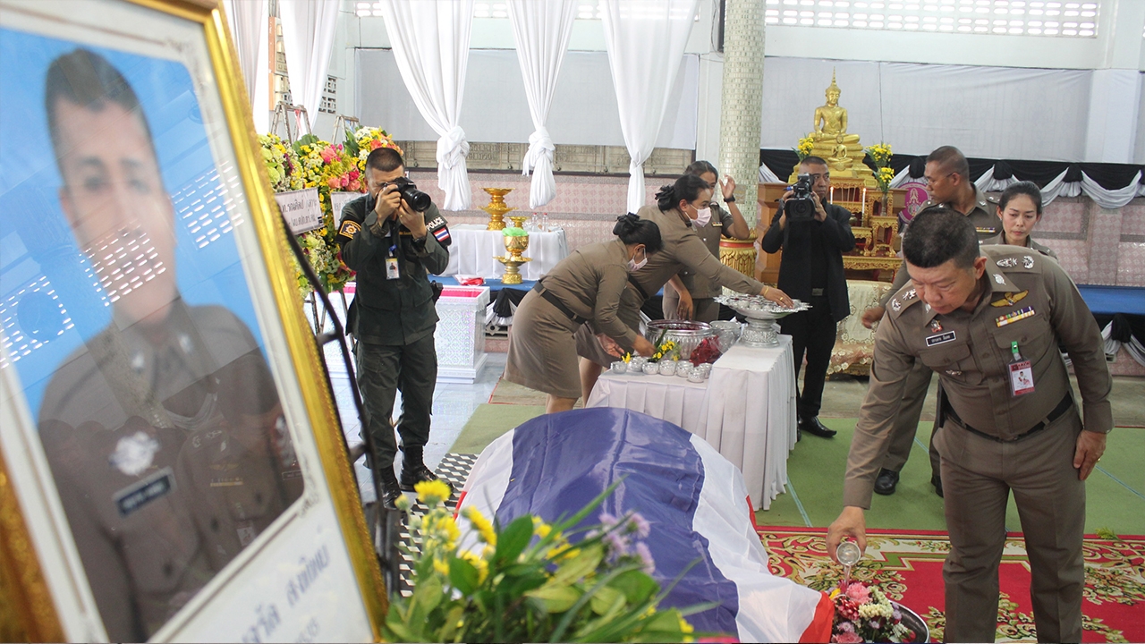 สุดอาลัยเพื่อนร่วมงานรดน้ำศพ ส.ต.อ.ของ สภ.ศรีสาคร เหยื่อกระสุนโจรใต้
