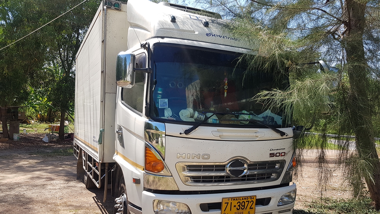 ตร.บ้านกร่ำนำคนขับรถบรรทุกมาสอบเป็นพยาน ไขคดีดาบตี๋ถูกทำร้ายตายคาถนน