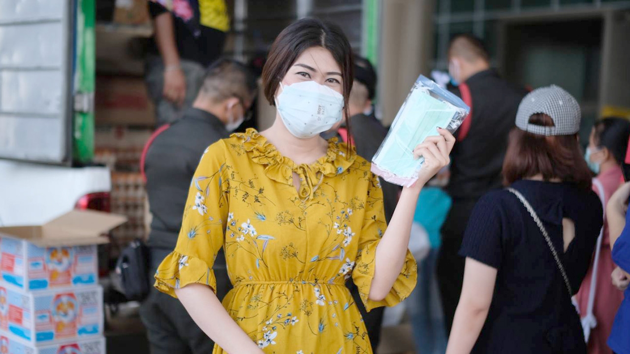 คนต่อคิวซื้อหน้ากากอนามัยธงฟ้า แพ็กละ 10 บาท หมด 2,400 ชิ้นไม่ถึงชั่วโมง