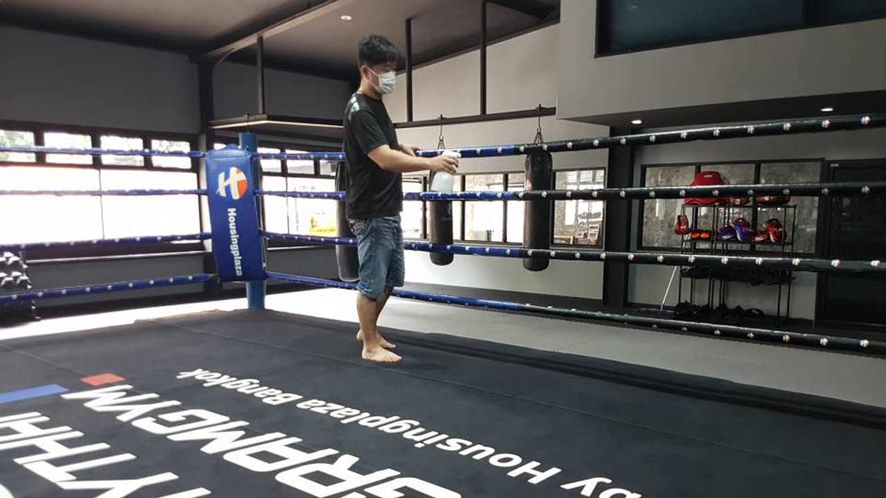 ยิมมวยไทยย่านทองหล่อ สู้โควิด-19 ปิดฆ่าเชื้อ 14 วันตามนโยบายรัฐบาล