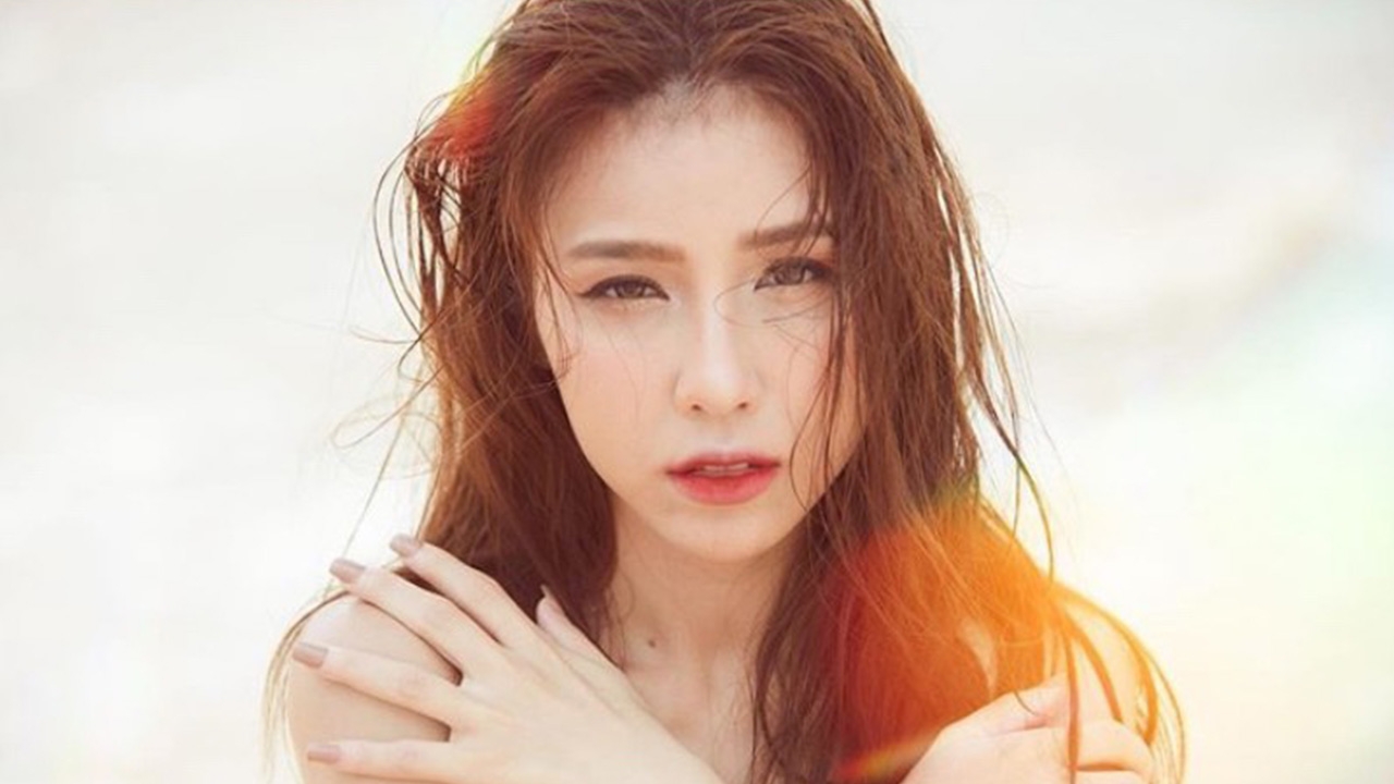 แอปเปิ้ล สีสะเหงียน ฉะคู่กรณีเจ้าเก่า หลังอุ้มลูกฉีดวัคซีนที่โรงพยาบาล 