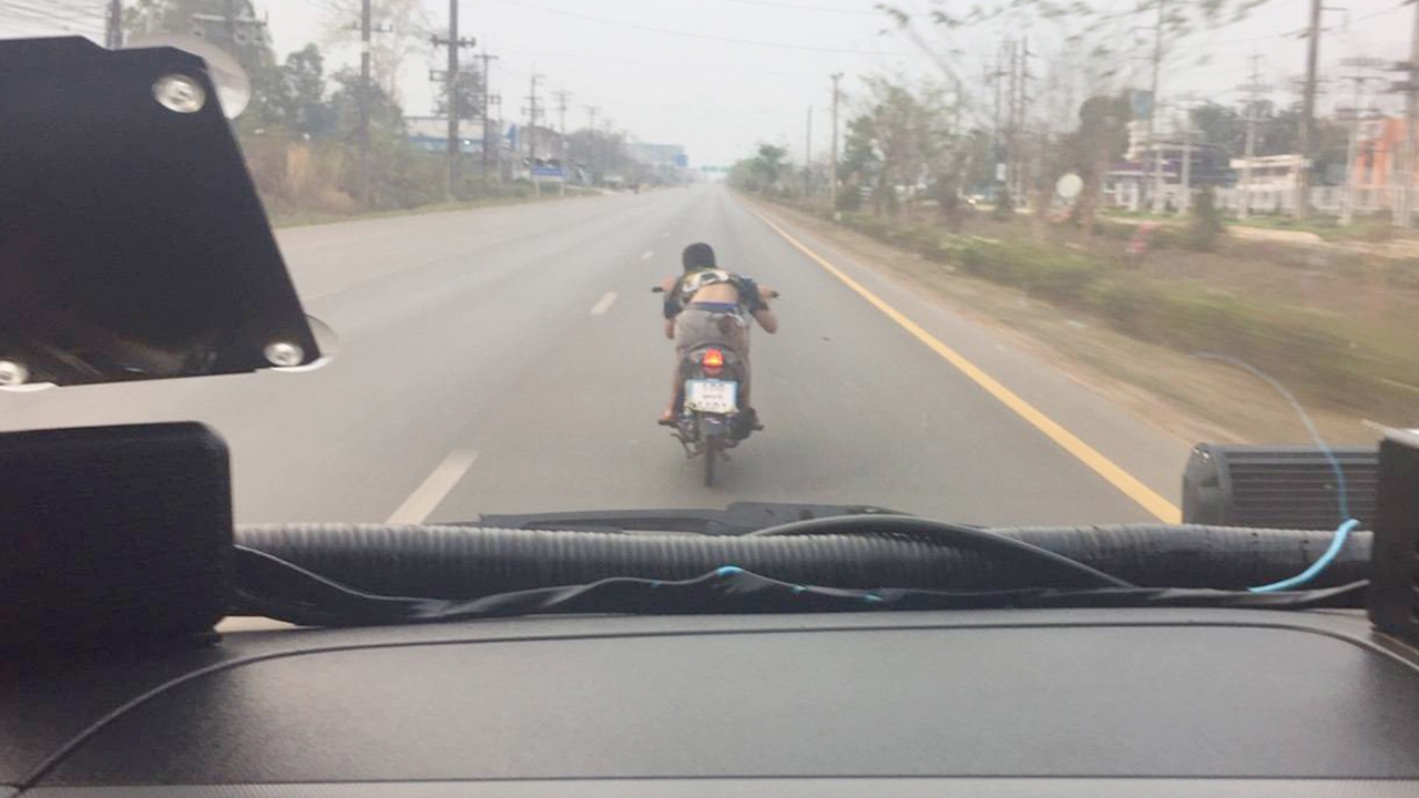 เจอตัวเด็กแว้นแง้นๆ หน้ารถกู้ภัยฯไปรับคนเจ็บ ยกมือขอโทษ บอกไม่รู้จริงๆ