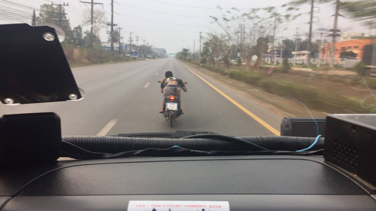 เด็กแว้นไม่รู้ร้อน รู้หนาว ขี่ขวางทางรถกู้ภัยฯ ที่ไปรับคนป่วยอาการหนัก