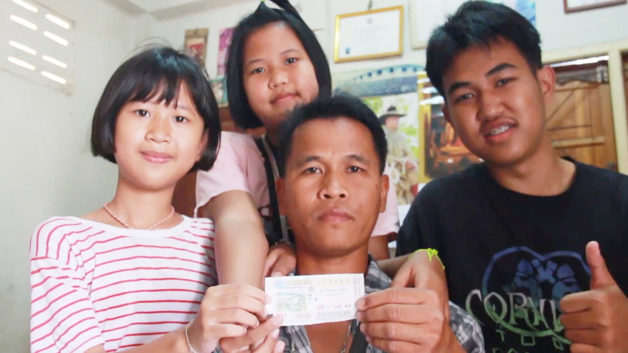 รปภ.ห้างดังอุดรฯ เฮงถูกรางวัลที่ 1 ได้ 6 ล้านเผยจะซื้อที่ทำเกษตรพอเพียง