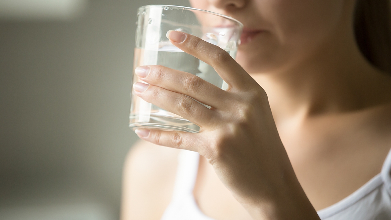 ข่าวปลอม เชื้อโควิด-19 อยู่ที่คอได้ 4 วัน กลั้วคอด้วยน้ำอุ่นผสมเกลือ ไม่ช่วย