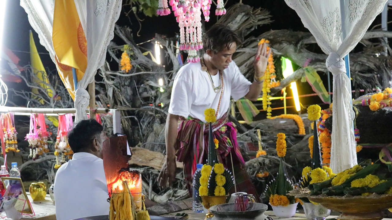 งวด 2 "ตะเคียนทอง" วัดอ่างทองฯ ให้โชค ขนลุกถ่ายติดวิญญาณ ลุ้นเฮงวด 3