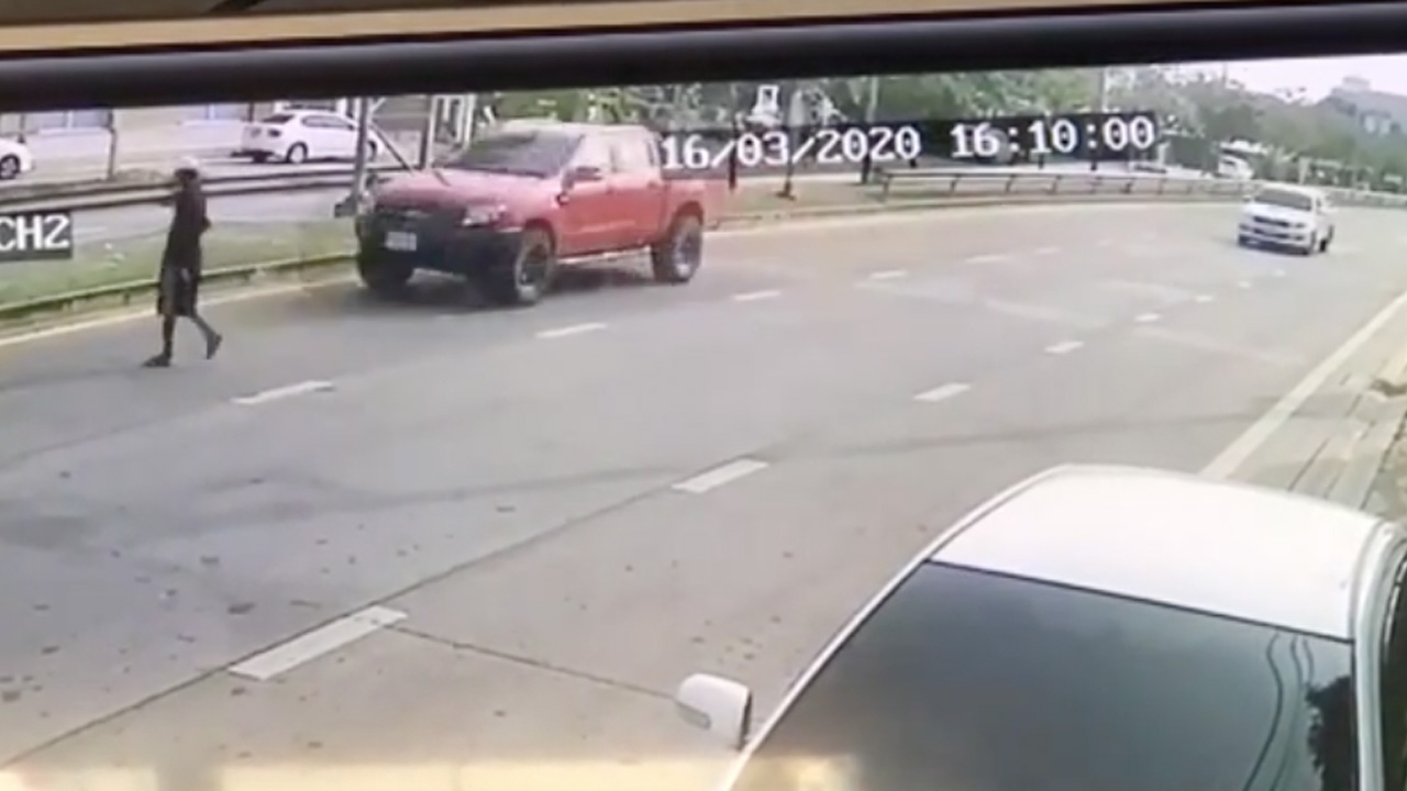 หนุ่มส่งน้ำแข็งข้ามถนนไม่มองรถ เจอกระบะมาเร็วชนกระเด็นตายคาถนน