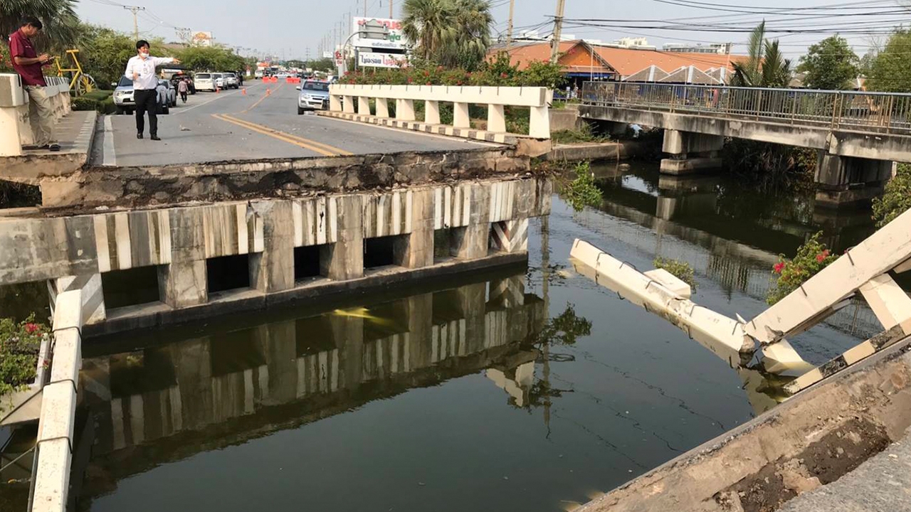 สะพานข้ามคลองเกาะโพธิ์พังถล่ม โชเฟอร์ 18 ล้อเจอแจ้งข้อหาขับรถประมาท