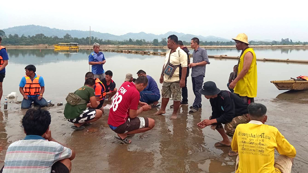 สุดเศร้า พ่อพาลูกชายกับเพื่อน ลงเล่นน้ำโขงคลายร้อน พลาดจมดับสลด 4 ราย 