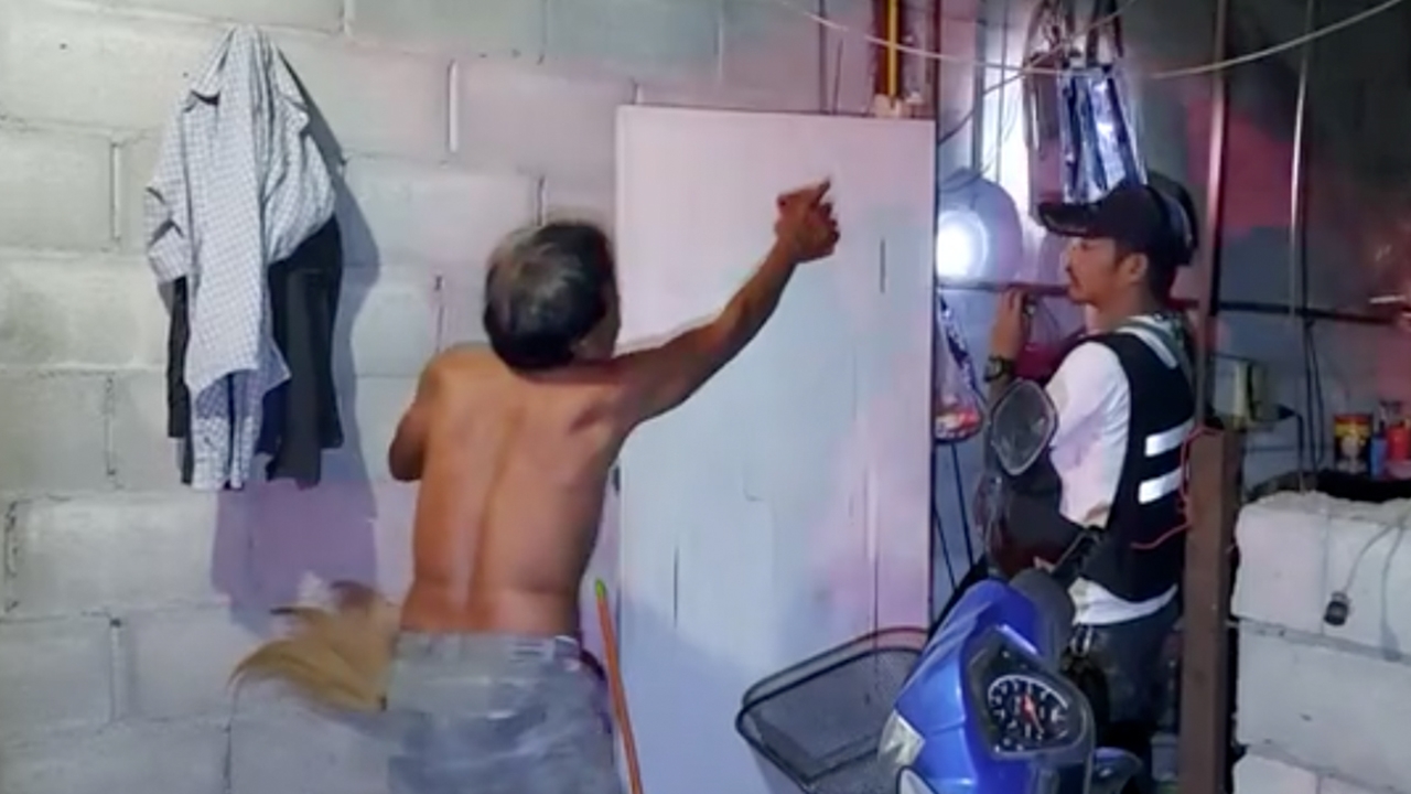 ลุงผวา "ระเบิด" เห็นแสงวิบวับ กลัวจนฉี่ราด อ้าวที่แท้เป็น "ตุ๊กแก"