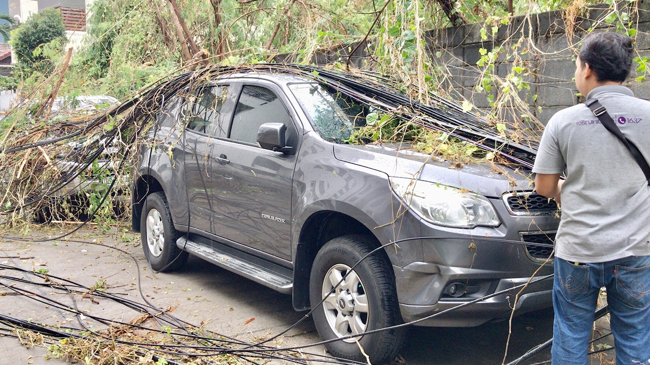 พายุฝนถล่มนนทบุรี งามวงศ์วานอ่วม เสาไฟฟ้าล้มทับรถ 4 คัน