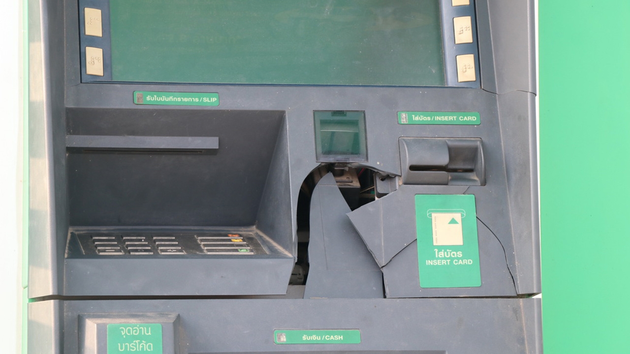 สาว 17 ปี อ่างทอง โมโหตู้เอทีเอ็มไม่คืนบัตร เอามือทุบเปรี้ยงจนหน้ากากแตก