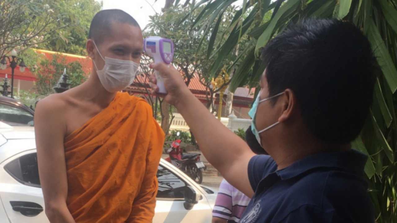 สั่งกักพระวัดธาตุพนม-ตร. หลังเซียนมวยมาเที่ยวโพสต์ ติดโควิด-19 
