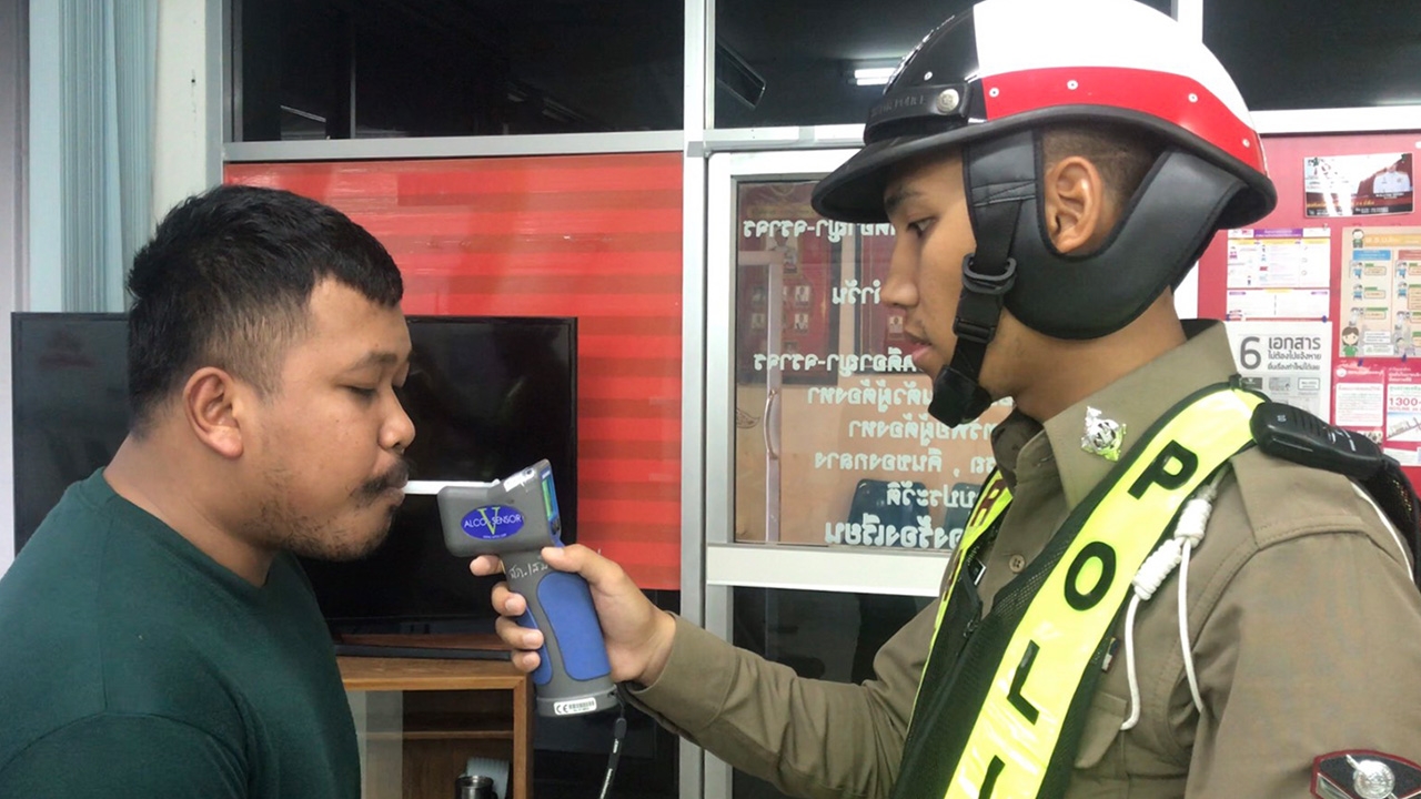 จยย.ซิ่งหนีด่านไม่รอด เจอเป่าเมา แอลกอฮอล์พุ่ง 101 ยันปลอดภัยโควิด-19