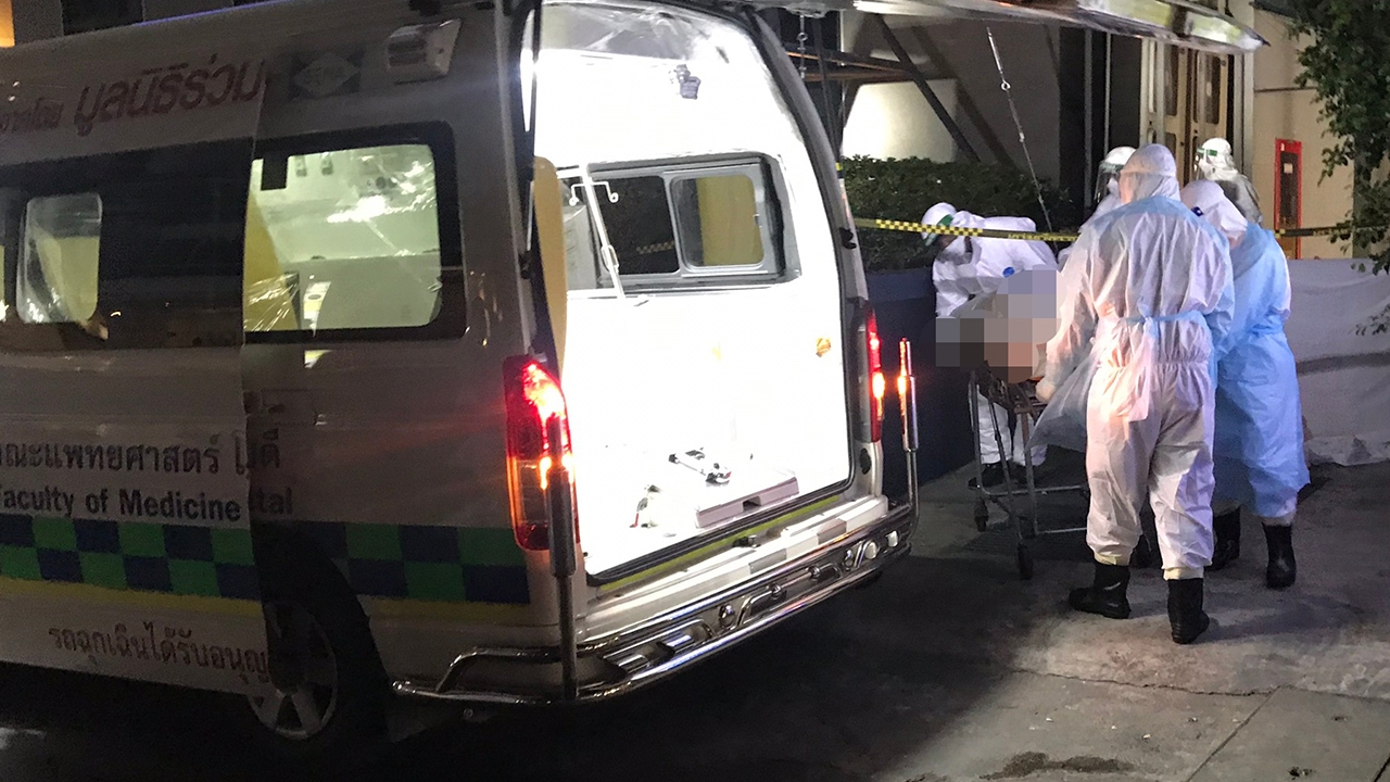 จนท.พร้อมชุดป้องกันเชื้อโรค เข้าเก็บศพหนุ่มจีนโดดตึก ส่ง รพ.รามาธิบดี