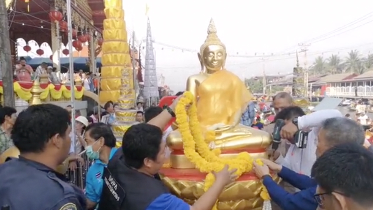 คอหวยรุมส่อง "เลขเด็ด" รถแห่ "หลวงพ่อโต" หลังเคยมีคนถูกรางวัลที่ 1