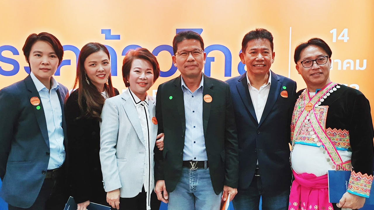 “พิธา” นำทีม ส.ส. ตบเท้าสมัครพรรคก้าวไกล “คารม” ย้ำ กลับมาเพราะบุญคุณ