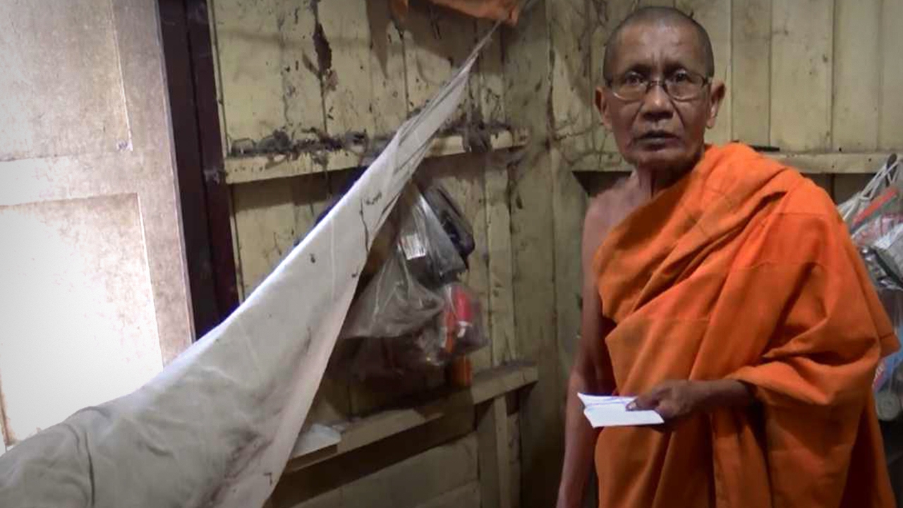 ผู้หญิงถวายน้ำ ผู้ชายลูบแขน หลวงตาเคลิ้ม หยิบเงินให้ไปกว่าหมื่น