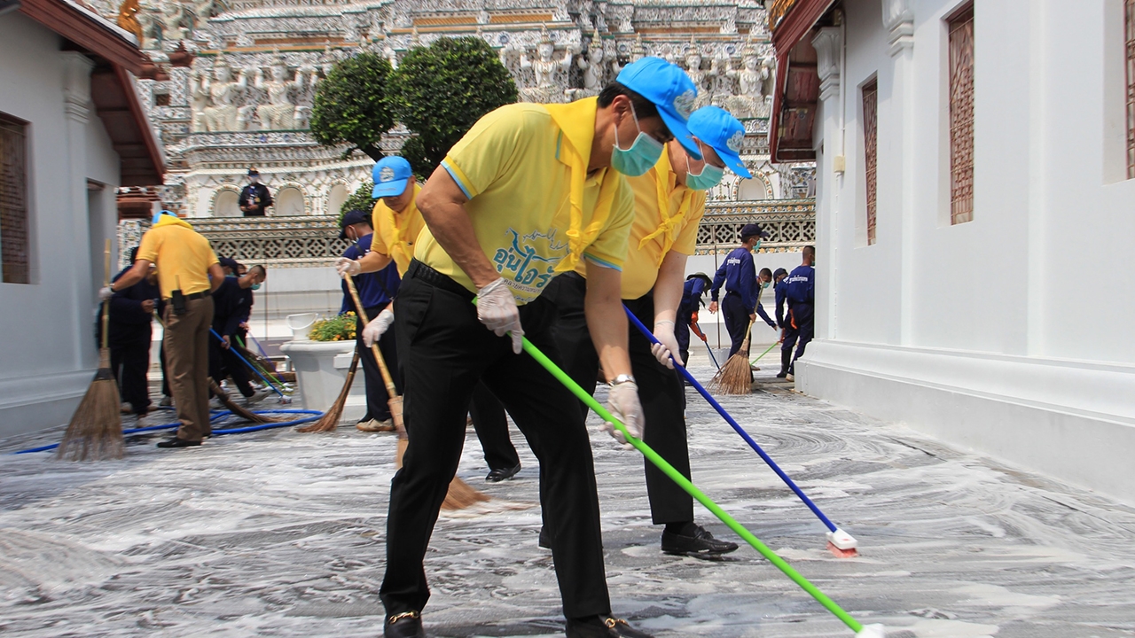 “เทวัญ” นำจิตอาสาทำความสะอาด 7 วัดป้องโควิด-19 ประเดิมวันแรก “วัดอรุณฯ”