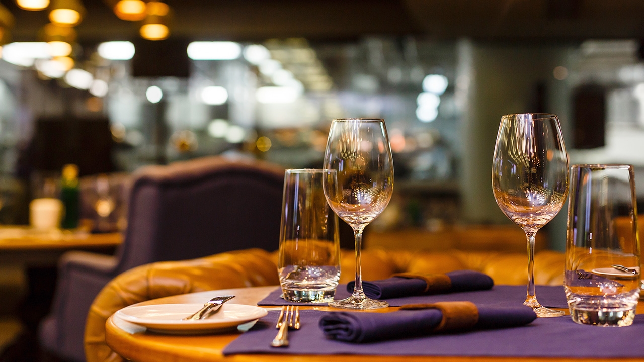 พบเจ้าของร้านอาหารชื่อดังใน กทม. ติดโควิด-19 สั่งกักคนใกล้ชิด 14 วัน