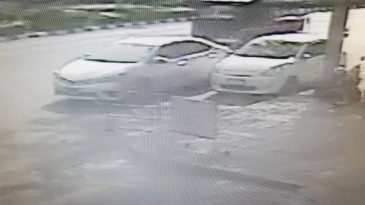 คืบหน้า โจรจี้ธนาคารระยองได้เงินไป 8 หมื่น ขึ้นเก๋งหนี ตำรวจเร่งตามล่า