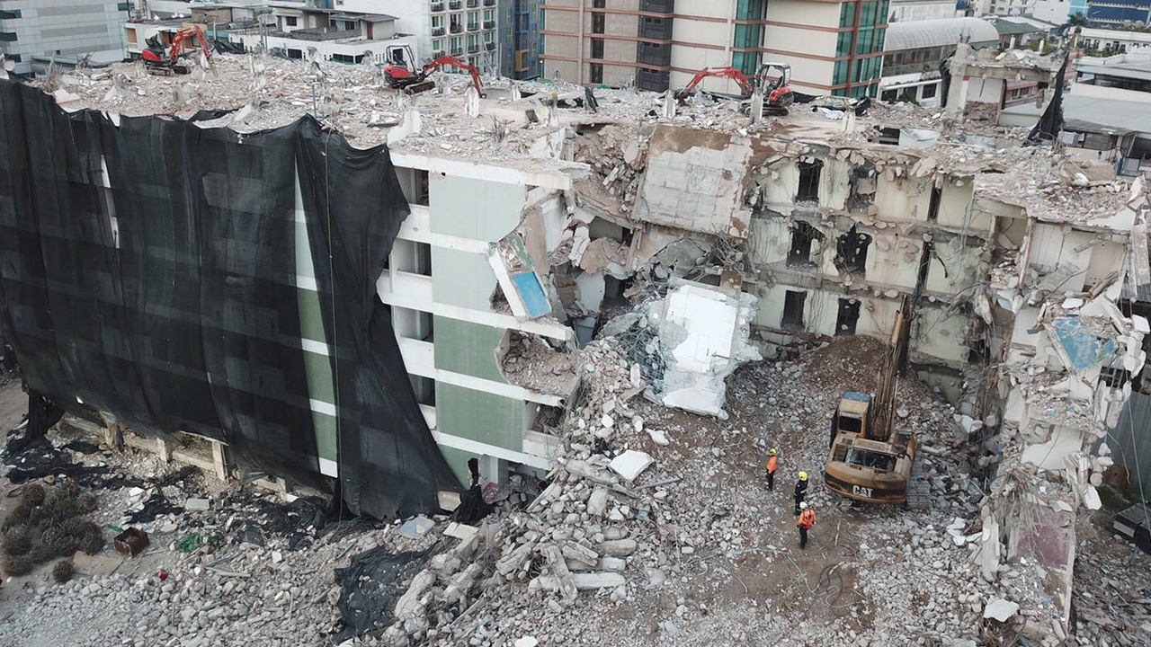 โรงแรม 11 ชั้นถล่มกลางกรุง ฝังคนงาน 1 ศพ พบขออนุญาตรื้อถอนถูกต้อง