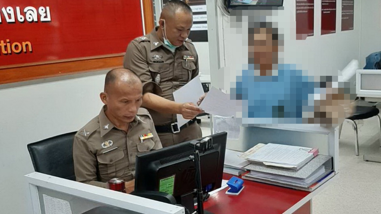 อดีตอาจารย์สาวเครียด ถือมีดบุกห้องอธิการบดีราชภัฏเลย ตร.คุมตัวปรับ 100