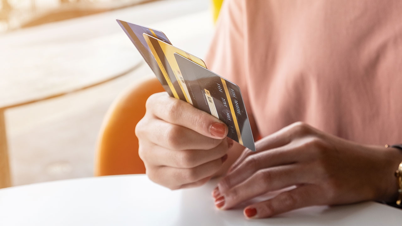 ซับน้ำตาลูกค้าบัตรเครดิต ปรับโครงสร้างหนี้ "ออมสิน" ฝ่าวิกฤติโควิด-19