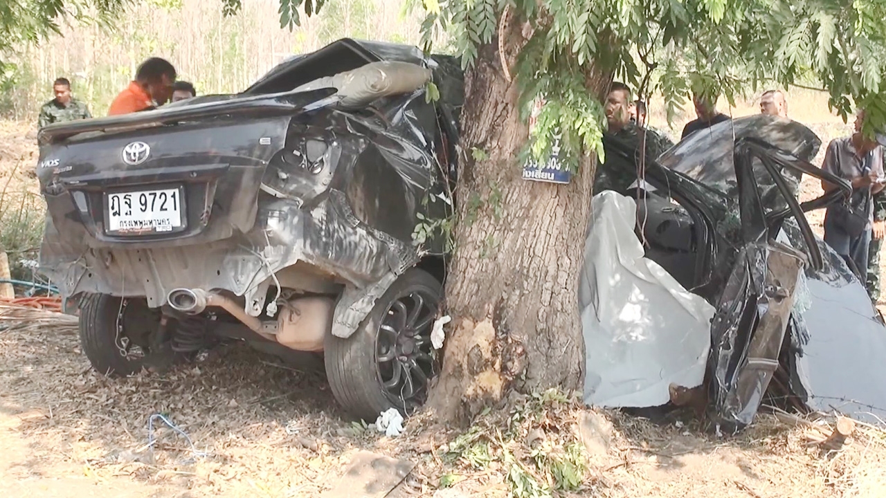 สิบเอกหนุ่มขับเก๋งกลับจากเข้าเวร หลับใน พุ่งอัดต้นไม้ ดับคาพวงมาลัย