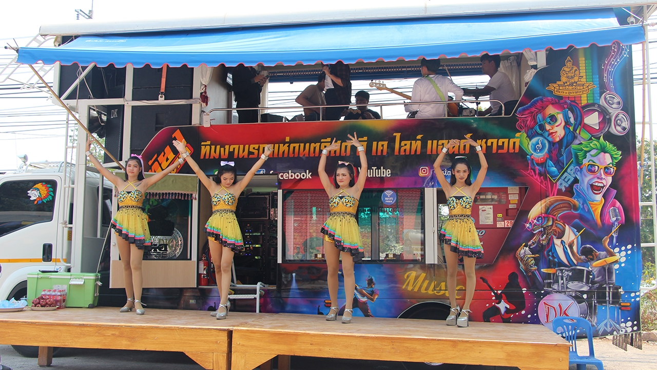 โชคลาภ-งานรุ่ง เจ้าของวงดนตรี ขนแดนเซอร์รถแห่ แก้บน "ไอ้ไข่" วัดเขากรวด