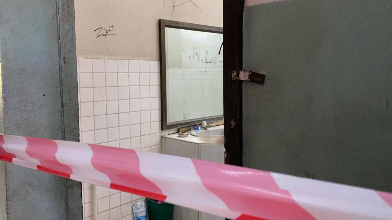 สลด ครูพละหนุ่มเลิกแฟน ล็อกห้องน้ำโรงยิมฟังเพลงทั้งคืน เช้าเป็นศพ 