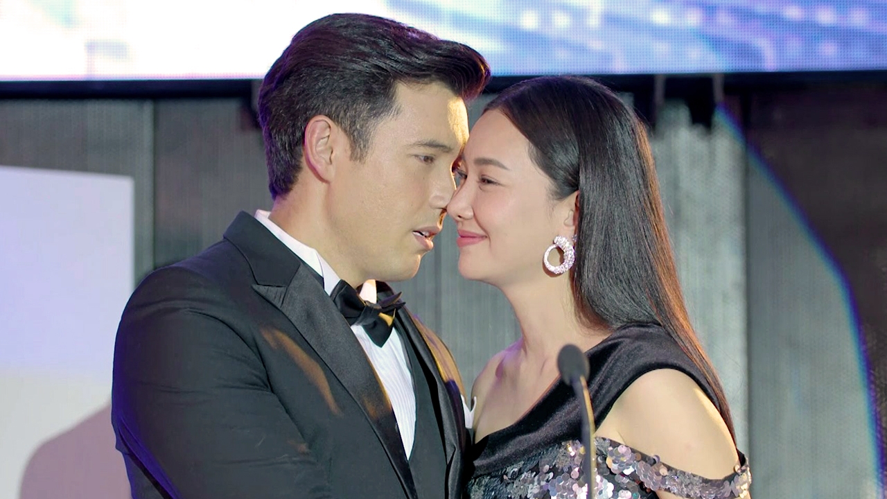 “แอนดริว” ตีเนียนจุ๊บแก้ม “นุ่น” เซอร์ไพรส์ตามคำเรียกร้องแฟนคลับ