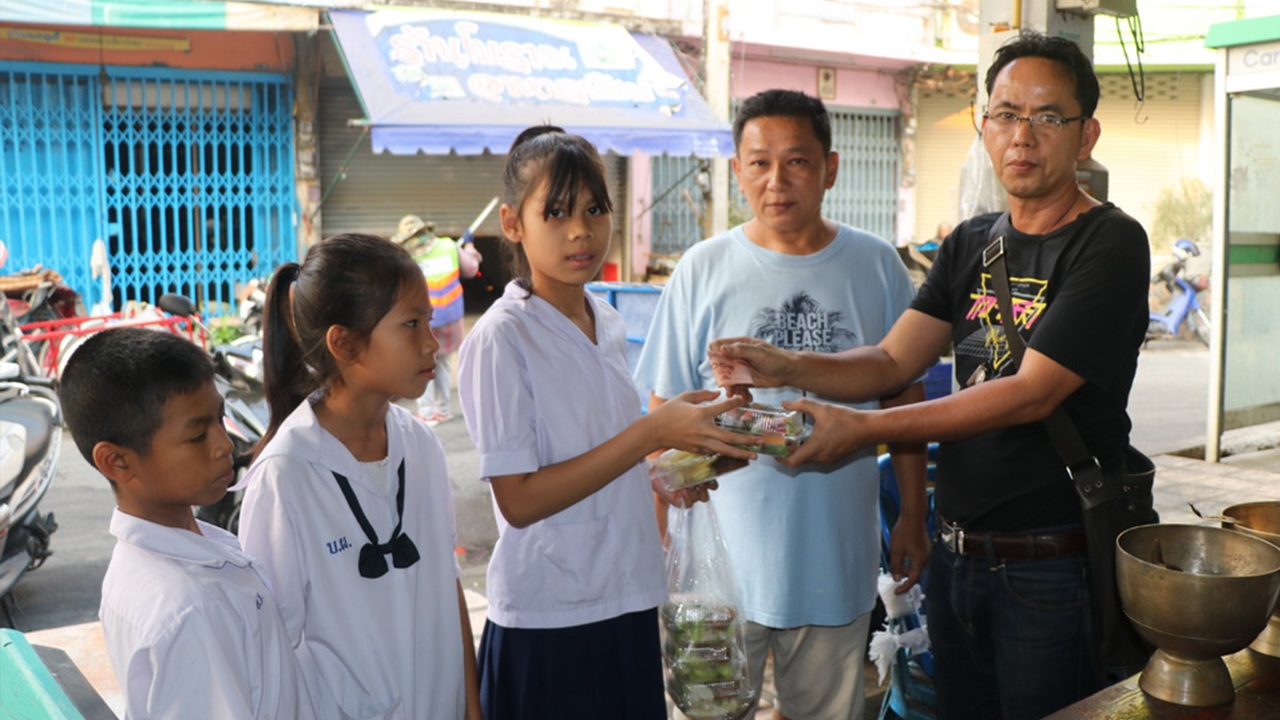 ประทับใจ 3 พี่น้องอ่างทองสู้ชีวิต ช่วยแม่ขายของหารายได้ก่อนไปโรงเรียน 