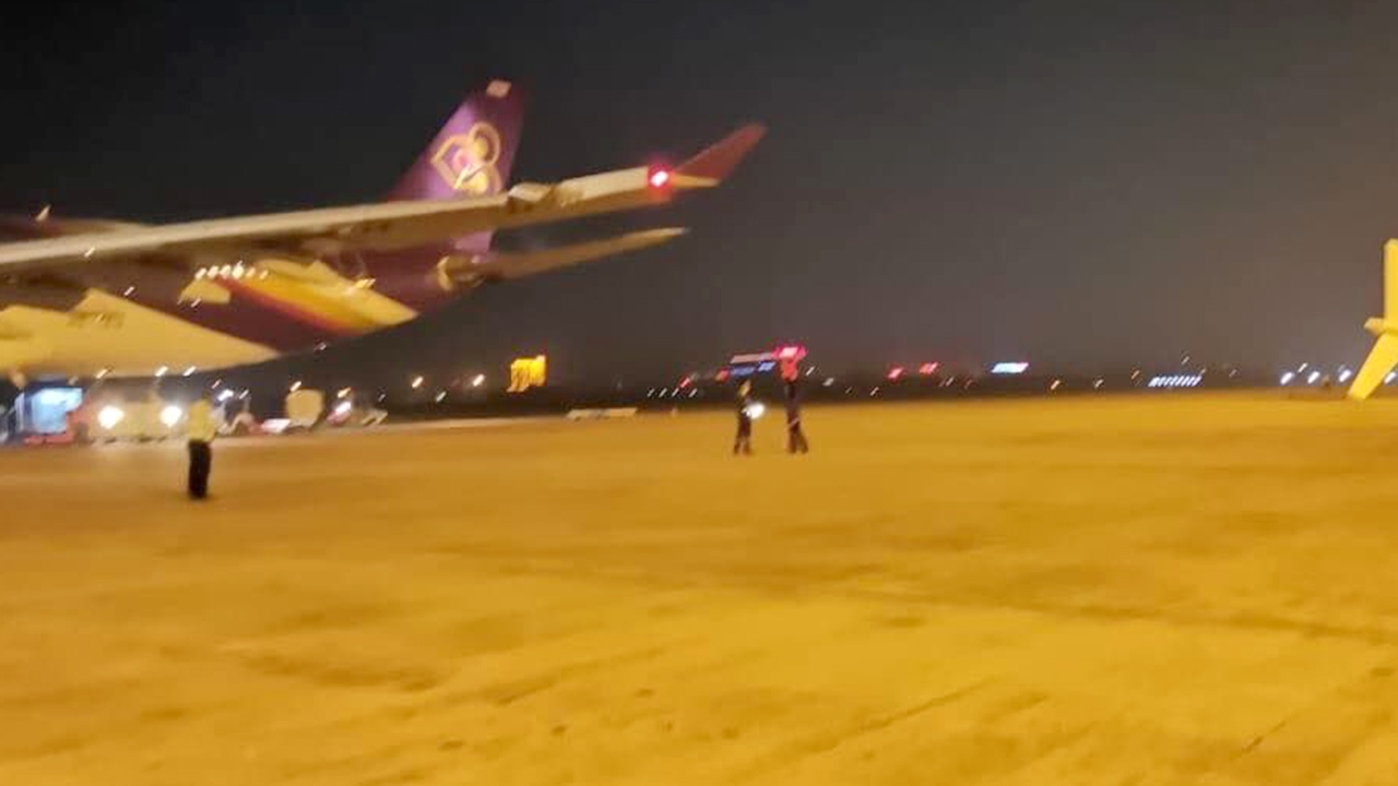 ปลายปีกแอร์บัส เอ330 การบินไทย ชนกับแพนหางเจ็ตส่วนตัวหักที่สนามบินวัตไต