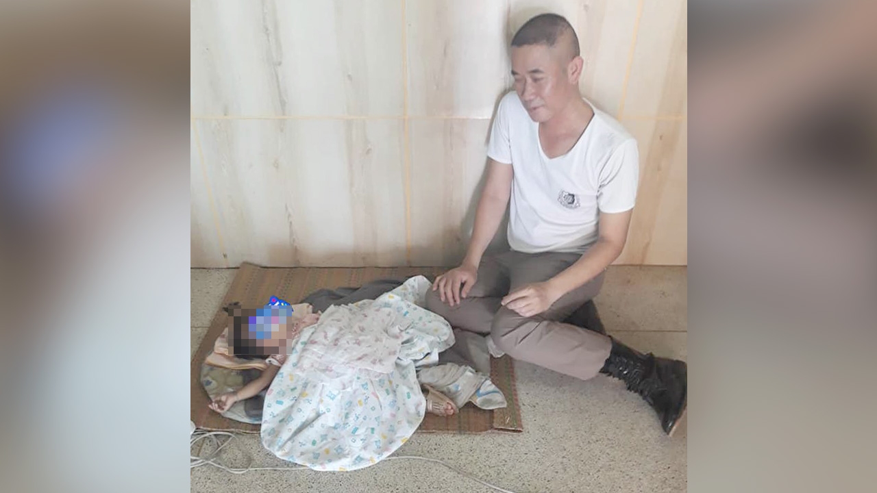 ชื่นชม ตร.ป้อนนม เปลี่ยนผ้าอ้อม กล่อมเด็กน้อยหน้าห้องขังหลังพ่อถูกจับ