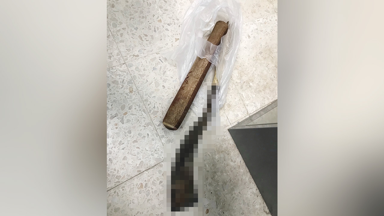 เมียสุดทน ผัวขี้เหล้าเมาตบตี คว้าสากทุบหัว-มีดฟันคอดับ จมกองเลือด