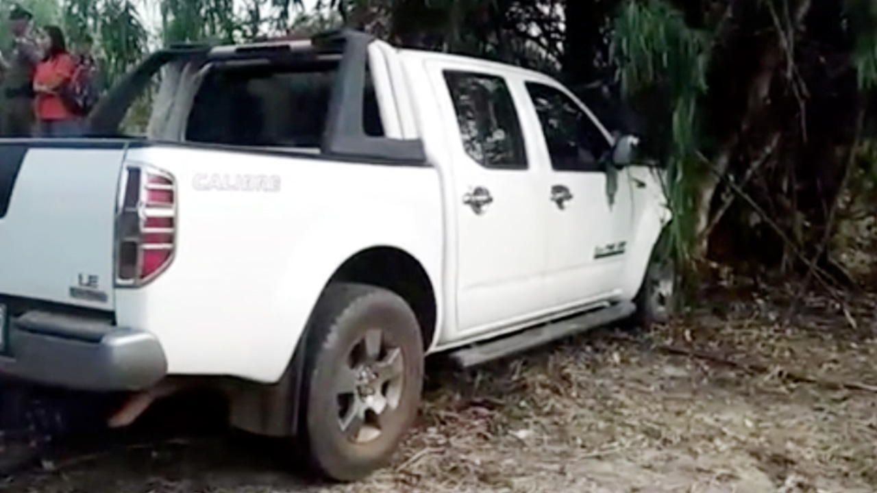 อดีต ผอ.โรงเรียน ขับกระบะลงข้างทางชนต้นไม้ดับ ตำรวจคาดหลับใน