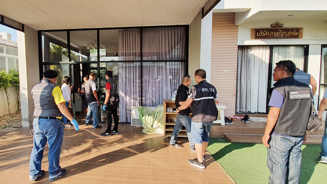 กองปราบ ค้นบ้าน "เสี่ยบอย" ไม่พบหน้ากากอนามัย ยึดคอมพิวเตอร์ตรวจสอบ