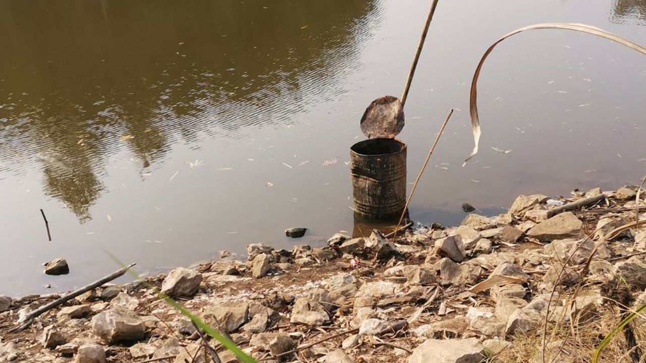 วัยรุ่นลงเล่นอ่างเก็บน้ำ เห็นถังเปิดดูถึงผงะ เจอศพถูกฆ่าถ่วงน้ำ