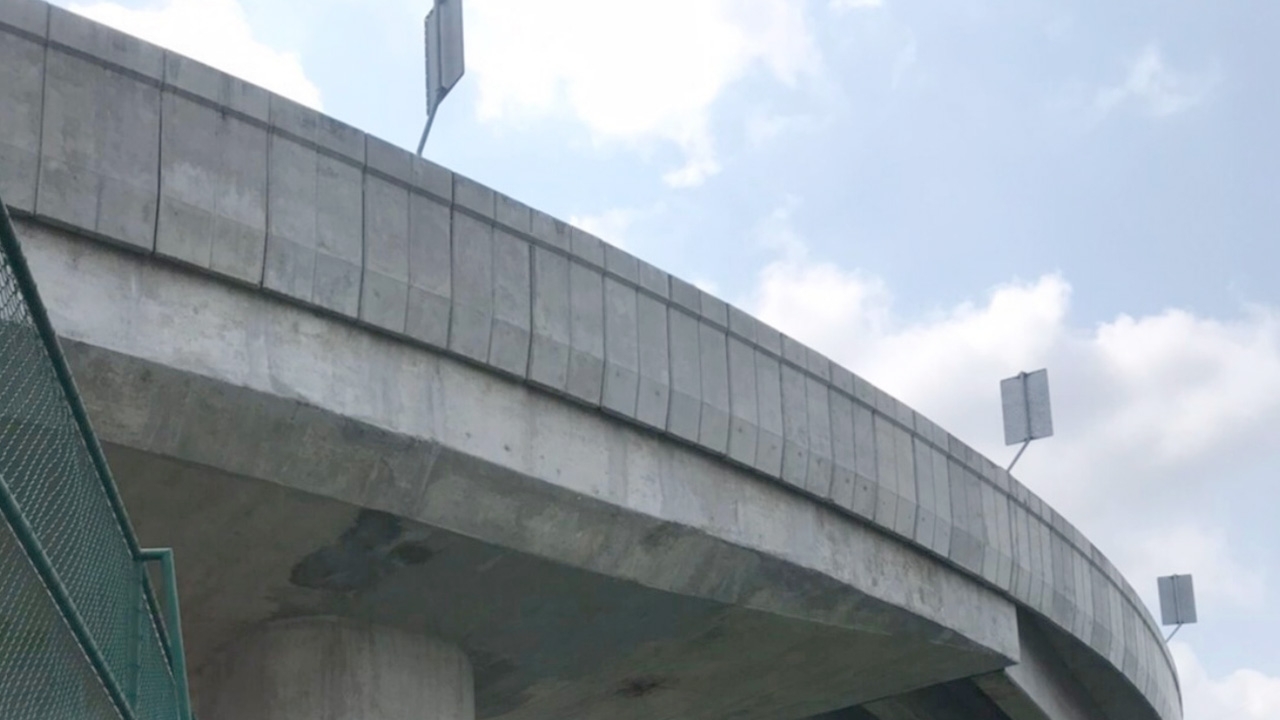 จยย.ชนขอบสะพานยูเทิร์นพัฒนาการตัดใหม่ ร่างตกกระเเทกพื้นดับ 2