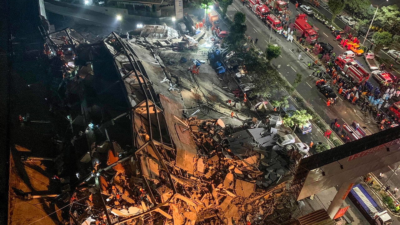 สลด โรงแรมจีนใช้กักกันโควิดถล่ม ดับแล้ว 10 ศพอีก 23 คนยังหาไม่พบ