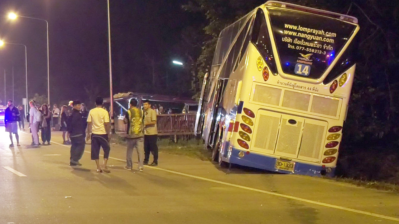 กระบะแหกโค้งประสานงารถทัวร์ที่ชุมพรตายคาที่ 3 ศพเจ็บ 1 ตร.เร่งสอบสาเหตุ