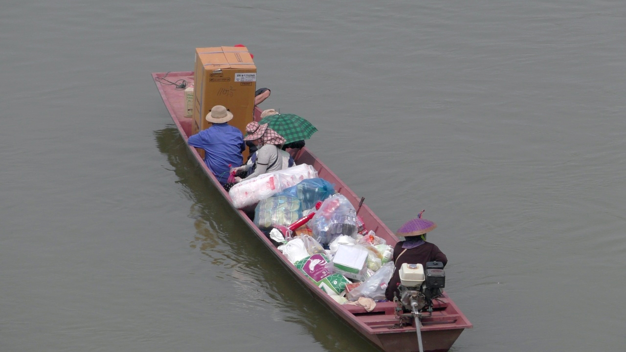 ลาวแห่ตุนอาหาร น้ำมัน หวั่นด่านปิดยาวป้องกันโควิด-19 เข้าประเทศ