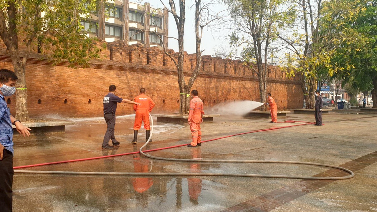 เชียงใหม่ลุยพ่นฆ่าเชื้อโรครอบคูเมือง แหล่งท่องเที่ยว ป้องกันโควิด-19