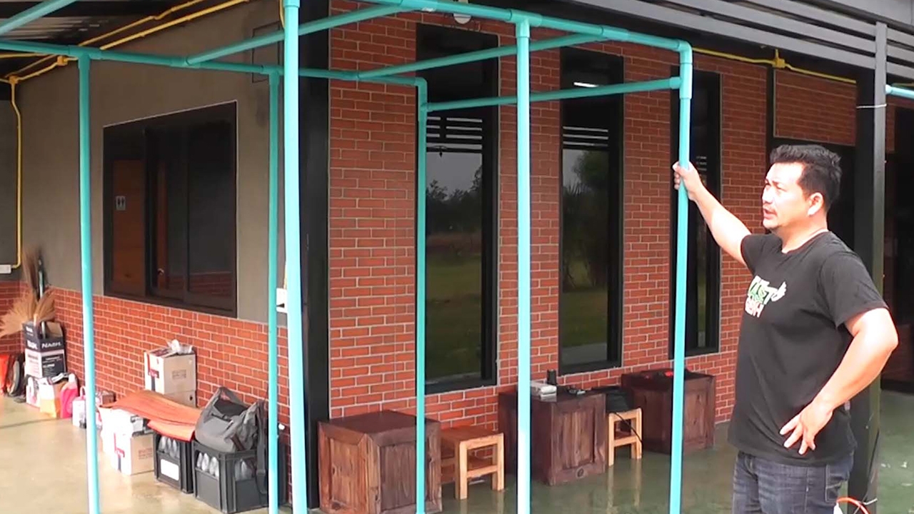 ลองไม่ยาก หนุ่ม DIY ประตูฆ่าเชื้อแบบบ้านๆ งบพันห้า ลดการติดโควิด-19 (คลิป)