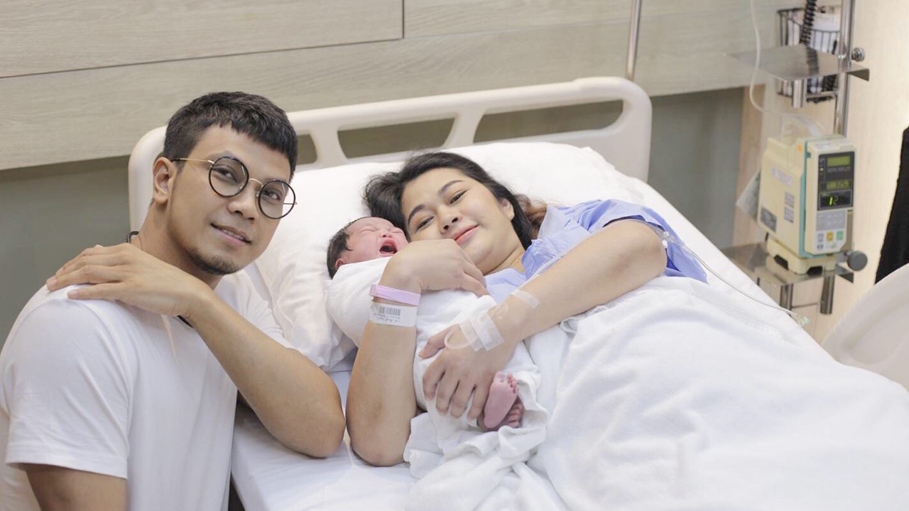 หนุ่ม กะลา สิ้นสุดการรอคอย ภรรยา คลอดลูกสาว เผยภาพน่ารักน่าชัง 